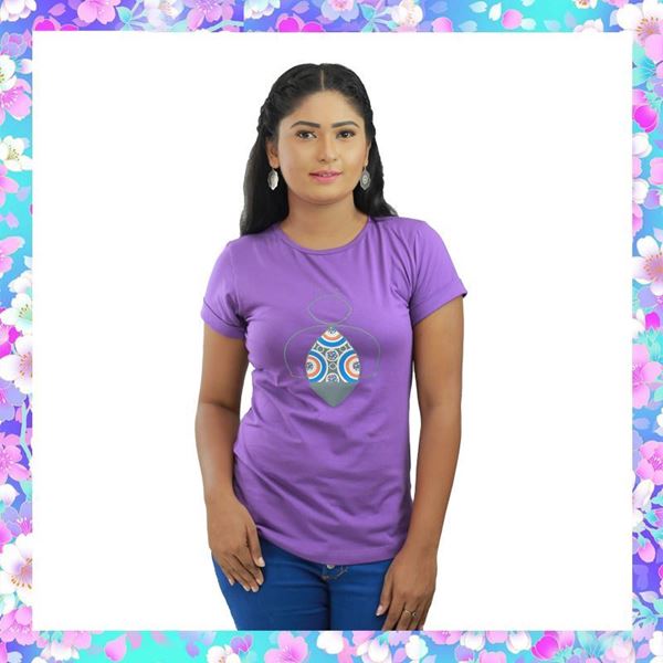 Picture of Ladies T-shirt with small Bee print